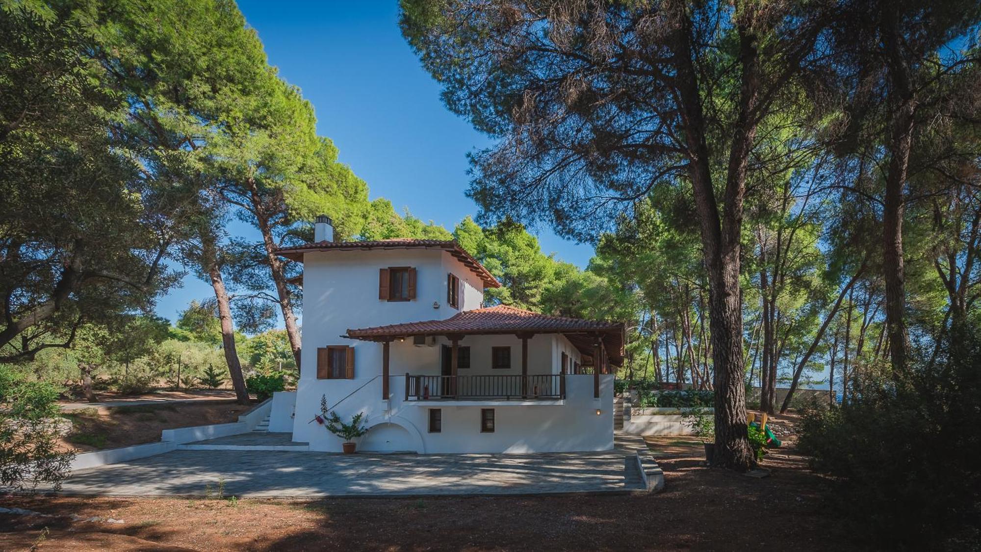 Squirrel Beach Front Villa, Metamorfosi Exterior photo