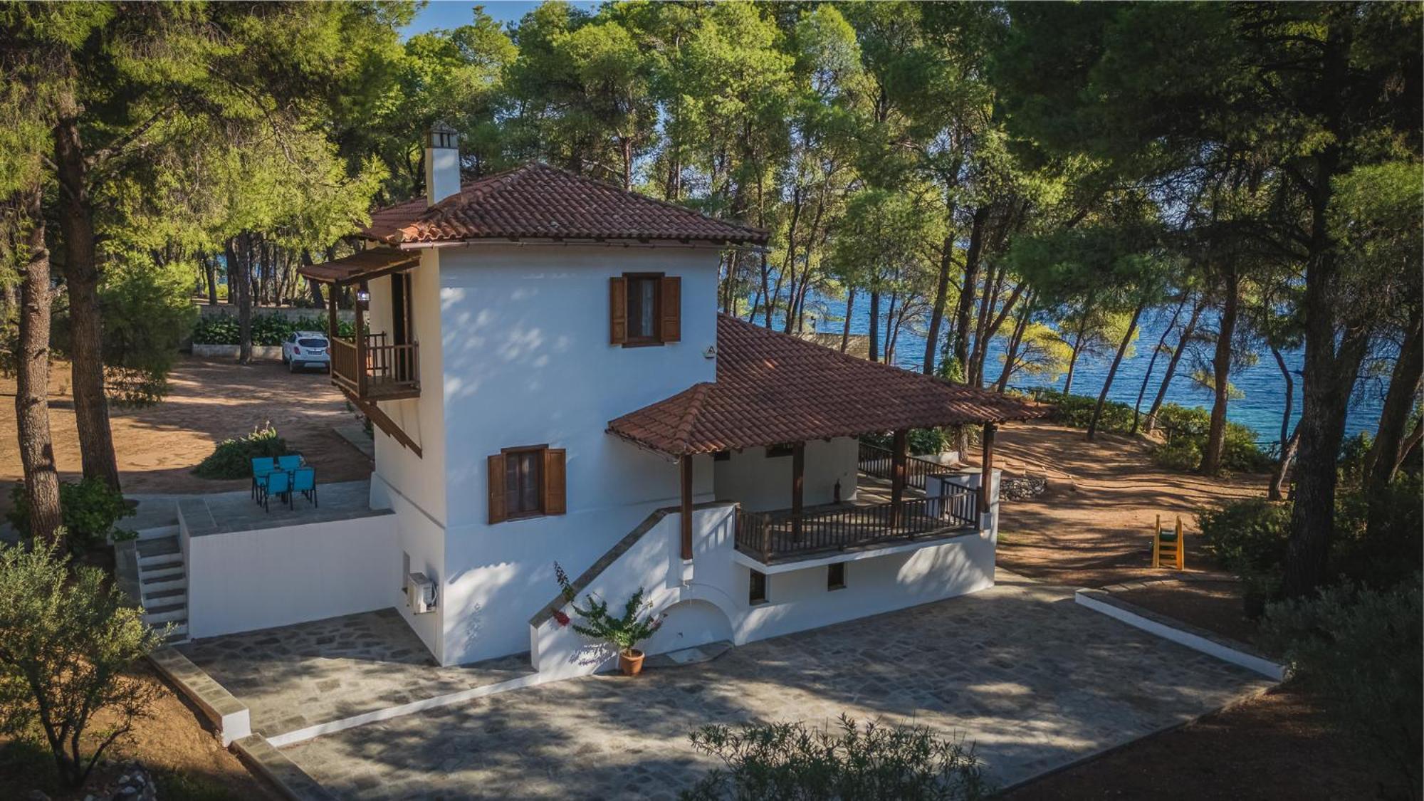Squirrel Beach Front Villa, Metamorfosi Exterior photo