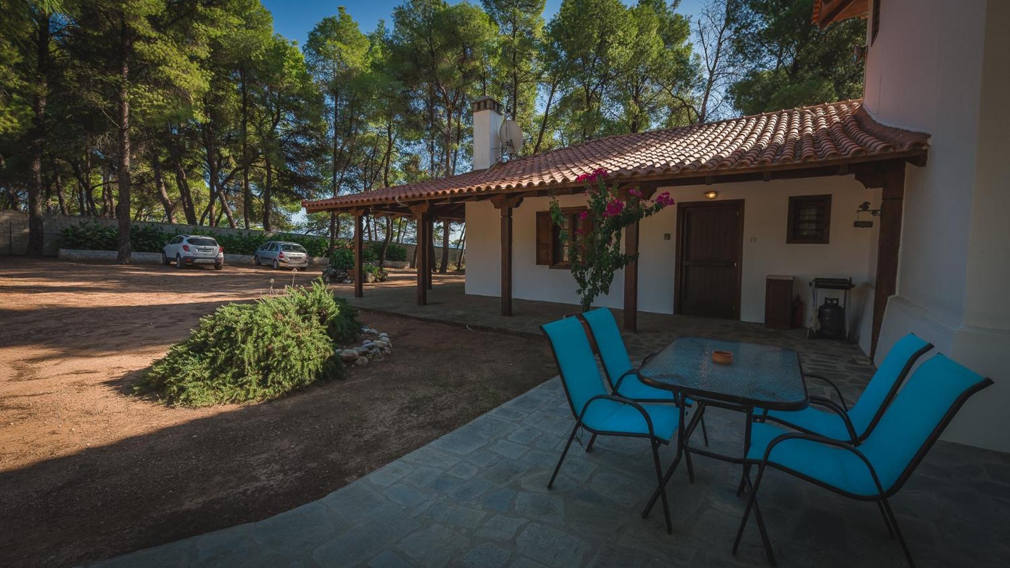 Squirrel Beach Front Villa, Metamorfosi Exterior photo