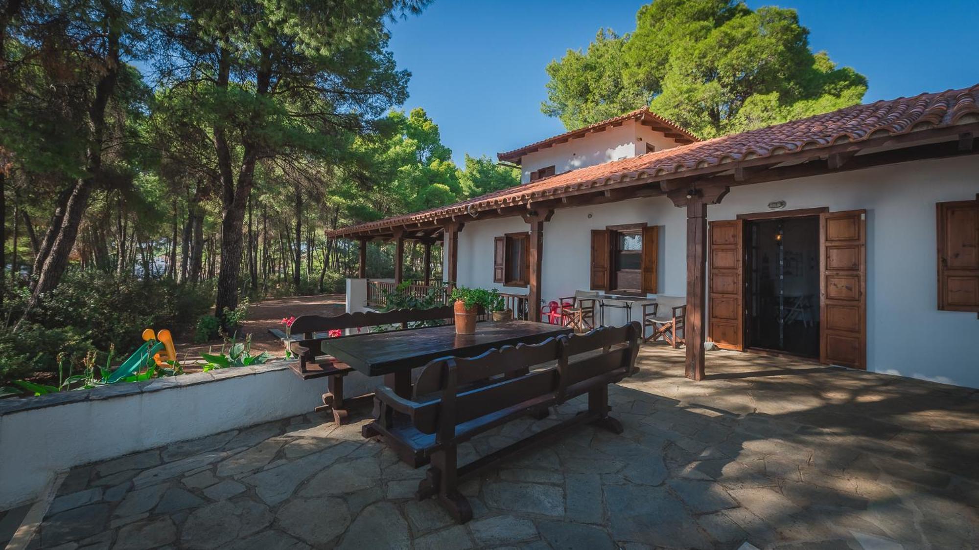 Squirrel Beach Front Villa, Metamorfosi Exterior photo