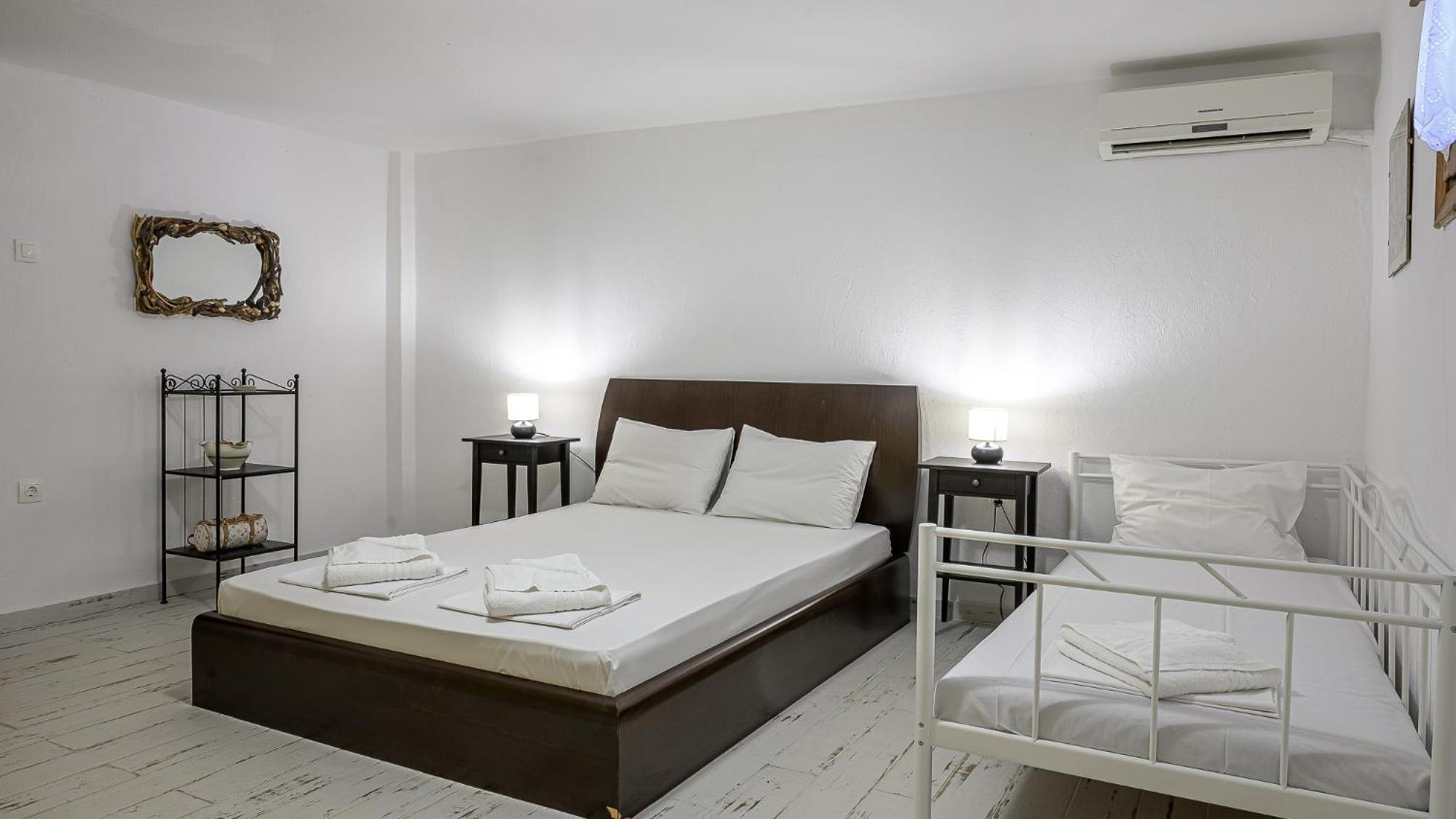 Squirrel Beach Front Villa, Metamorfosi Exterior photo