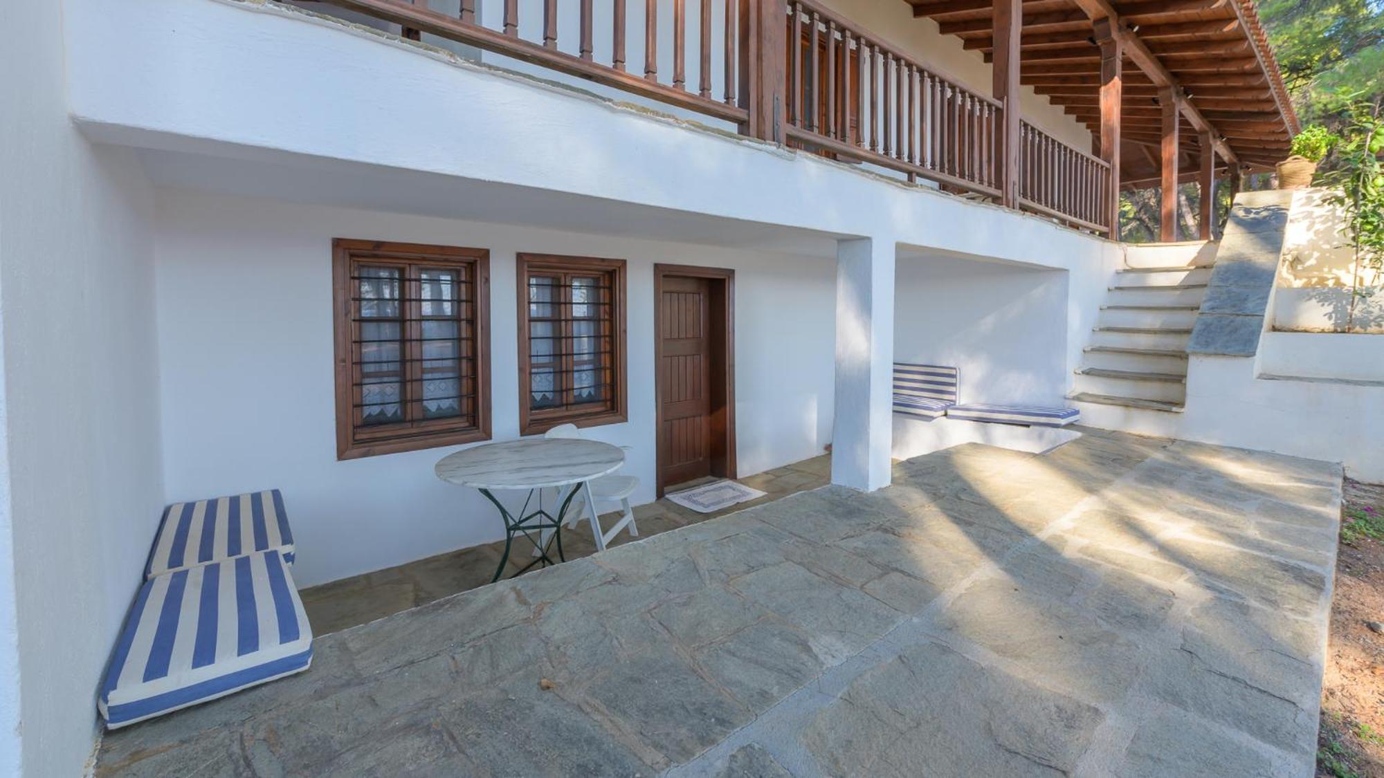 Squirrel Beach Front Villa, Metamorfosi Exterior photo